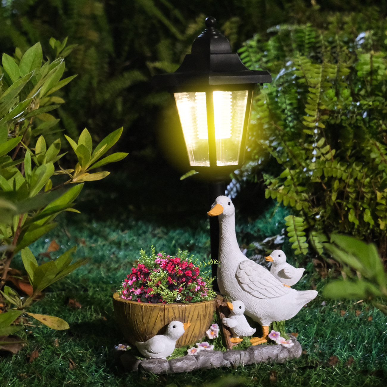 Lifelike White Duck Craft Outdoor Solar-Powered Lamp Ornament