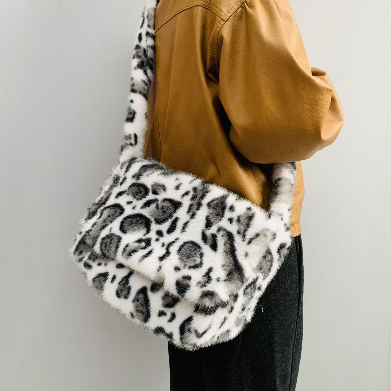 Leopard Print Plush Crossbody Bag Women's Korean Version Fashionable Faux Fur Large…