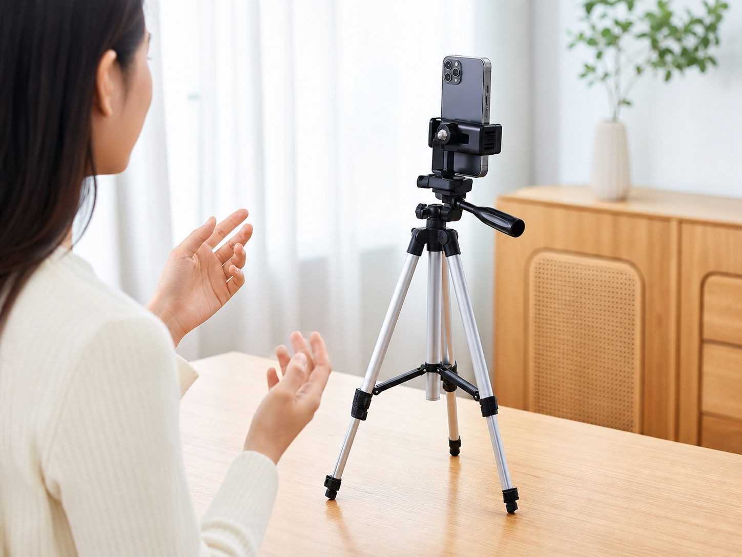 Retractable 3-section Aluminum Phone Tripod With Bubble Level For Selfies And Live Streaming photo 3