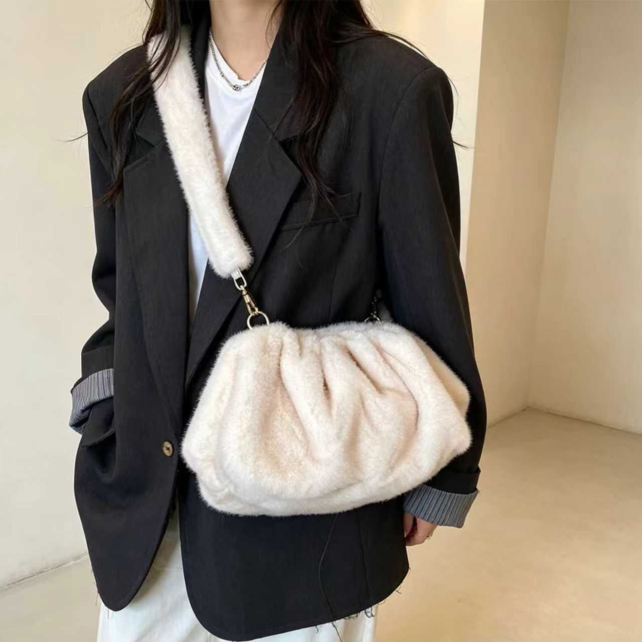 2026 New Plush Shoulder Bag Women's Fashion Imitation Mink Fur Pleated Cloud Bag Autumn-Winter Versatile Crossbody Bag - White photo 4