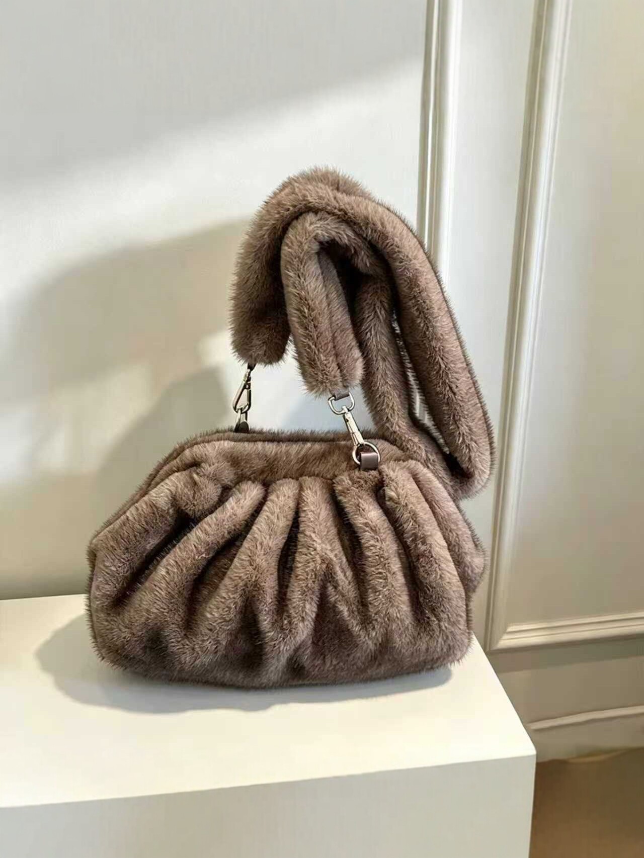 2026 New Plush Shoulder Bag Women's Fashion Imitation Mink Fur Pleated Cloud Bag Autumn And Winter Versatile Crossbody Bag - Light Coffee photo 4