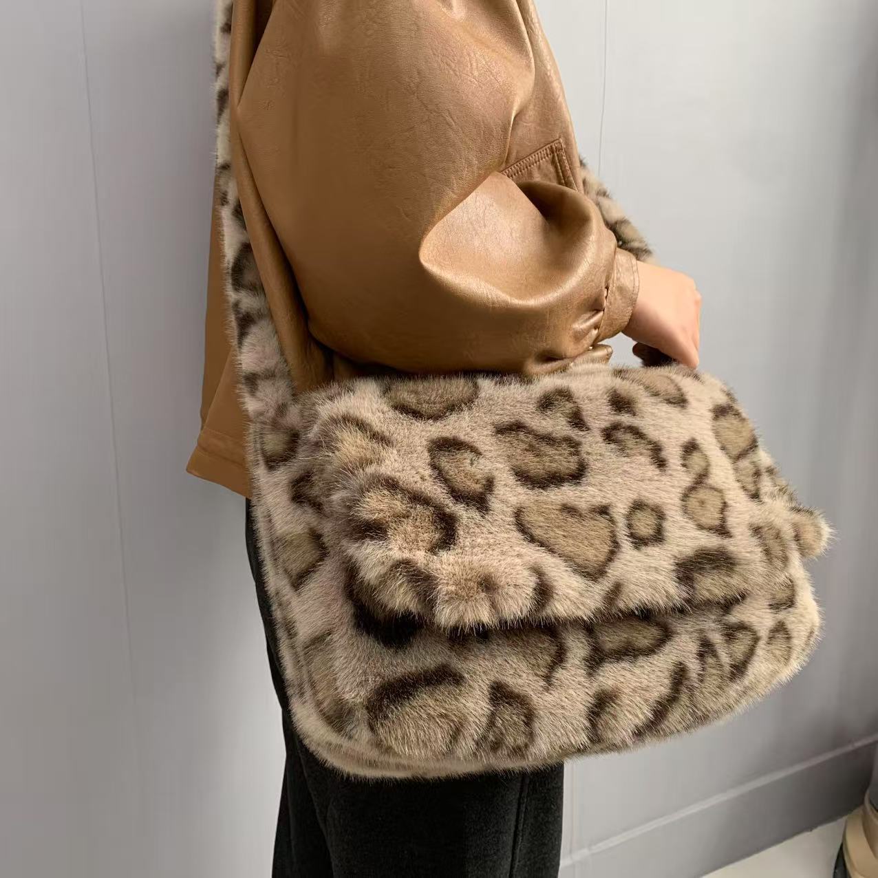 2026 New Leopard Print Plush Crossbody Bag Women's Korean Version Fashionable Faux Fur Large Capacity Shoulder Bag Flap Trend - Light Brown Leopard Print photo 1