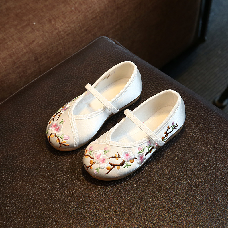 Childrens Simple And Versatile Embroidered Cloth Shoes photo 4