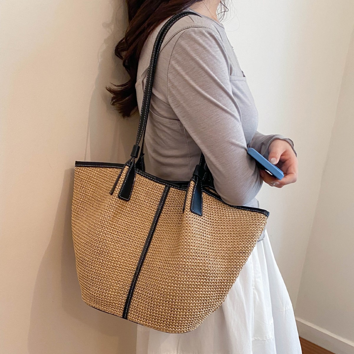 Large-capacity Relaxed Straw Woven Casual Tote Bag photo 6