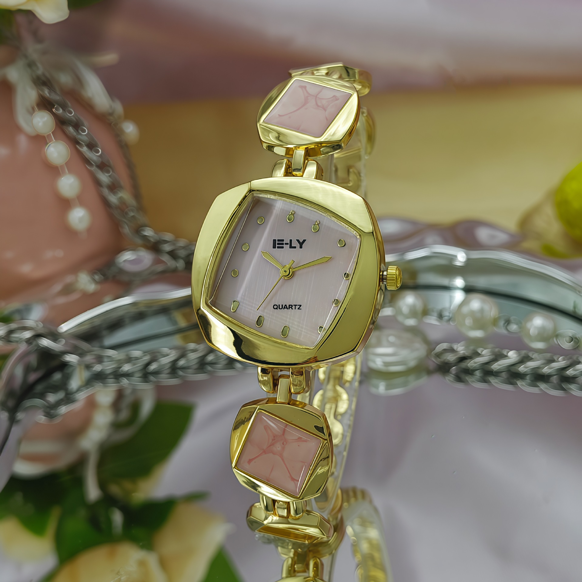 Creative Womens Watch Niche Design With An Irregular Diamond-shaped Bracelet Quartz Movement photo 3