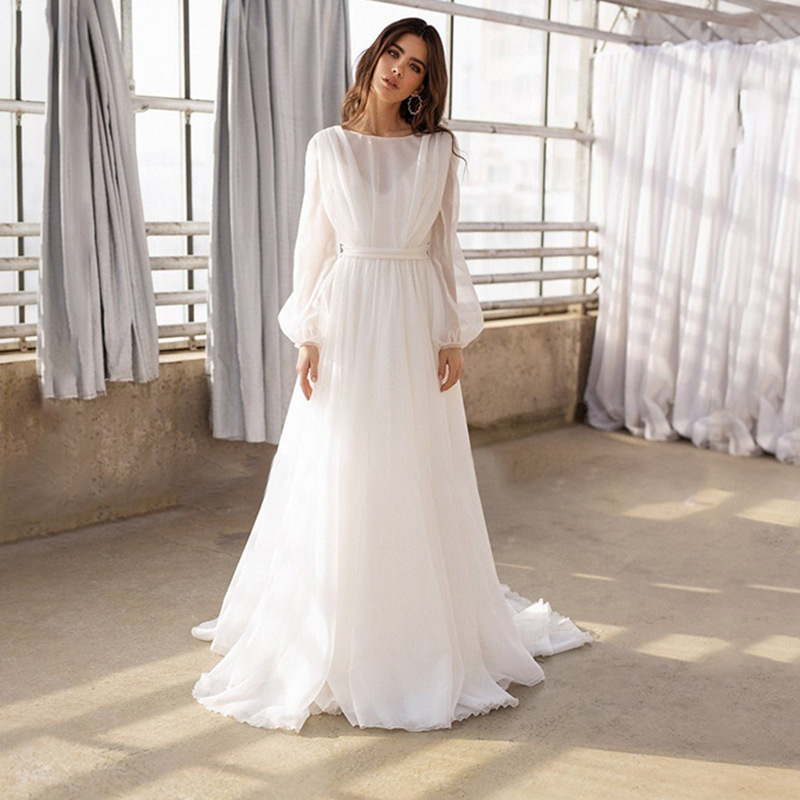 French-style Round-neck Long-sleeved Lightweight Wedding Dress With A Fitted Waist photo 1