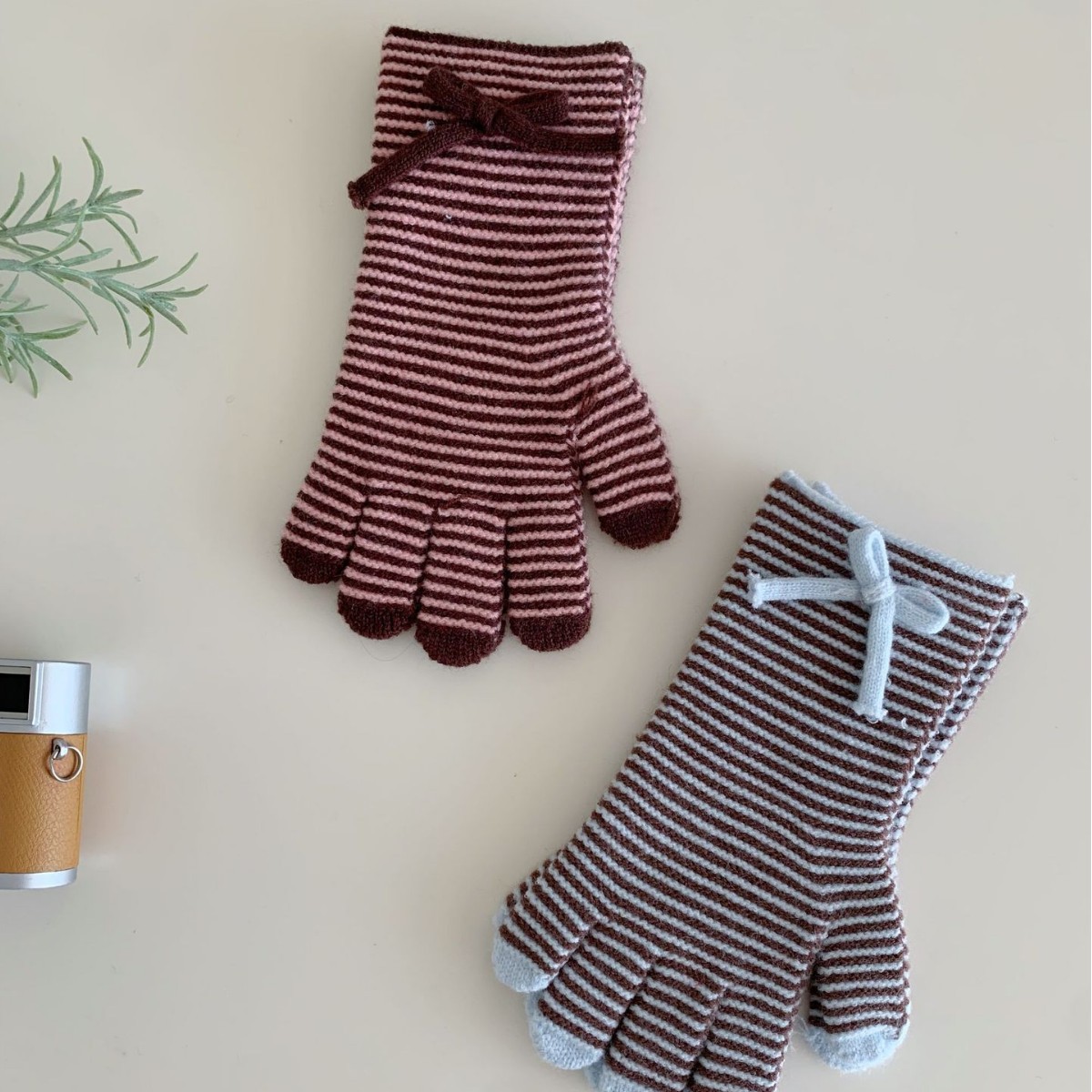Knitted Wool Gloves With Touchscreen-compatible Fingertips And A Bow Detail photo 2