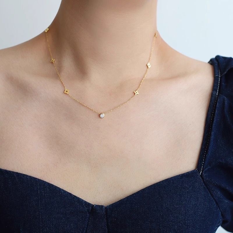 Light-luxury Flower Single-diamond Titanium Steel Necklace photo 6