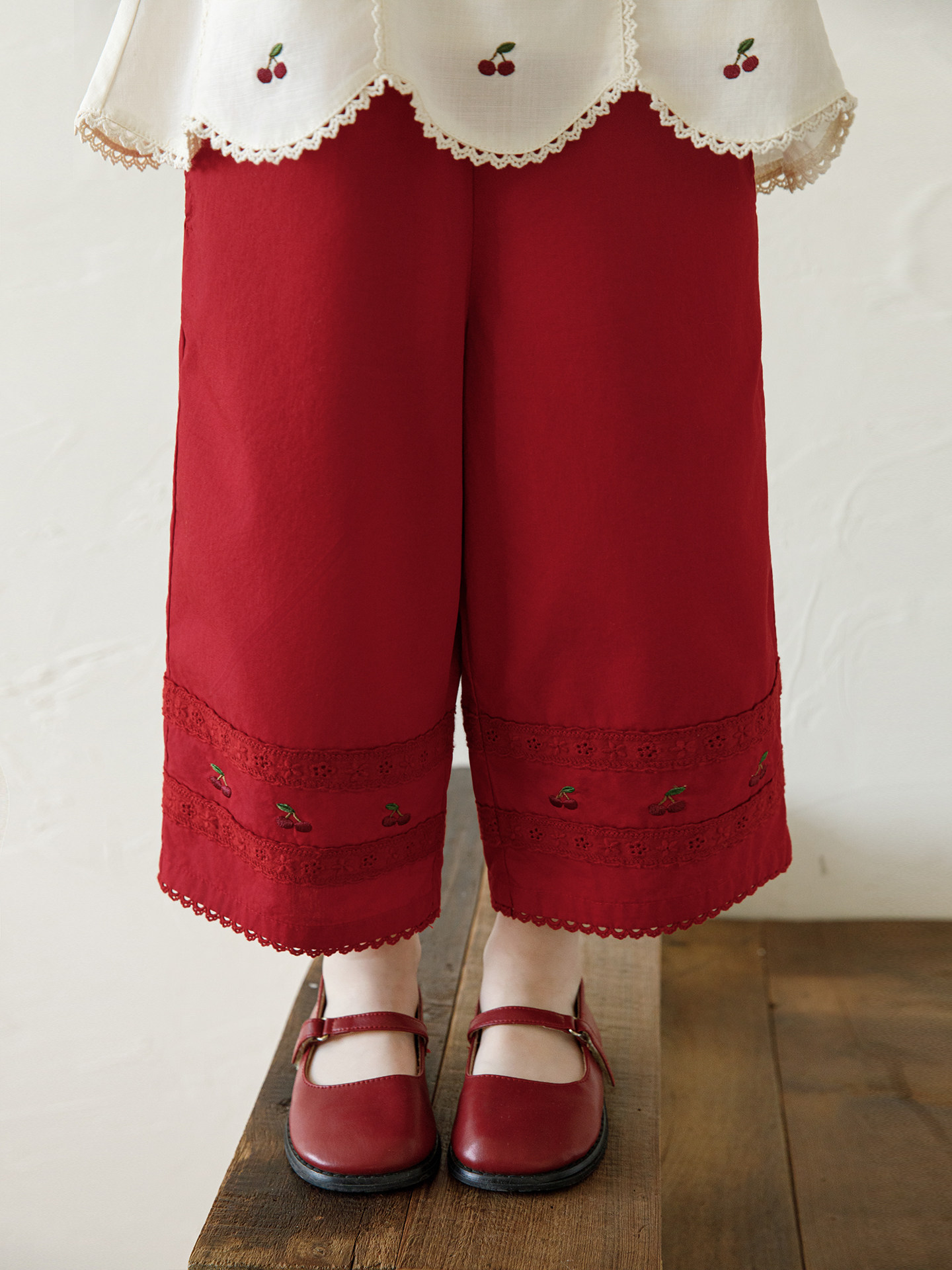Sleeveless Doll Shirt With Lace Paneling And Straight-leg Capri Pants photo 2