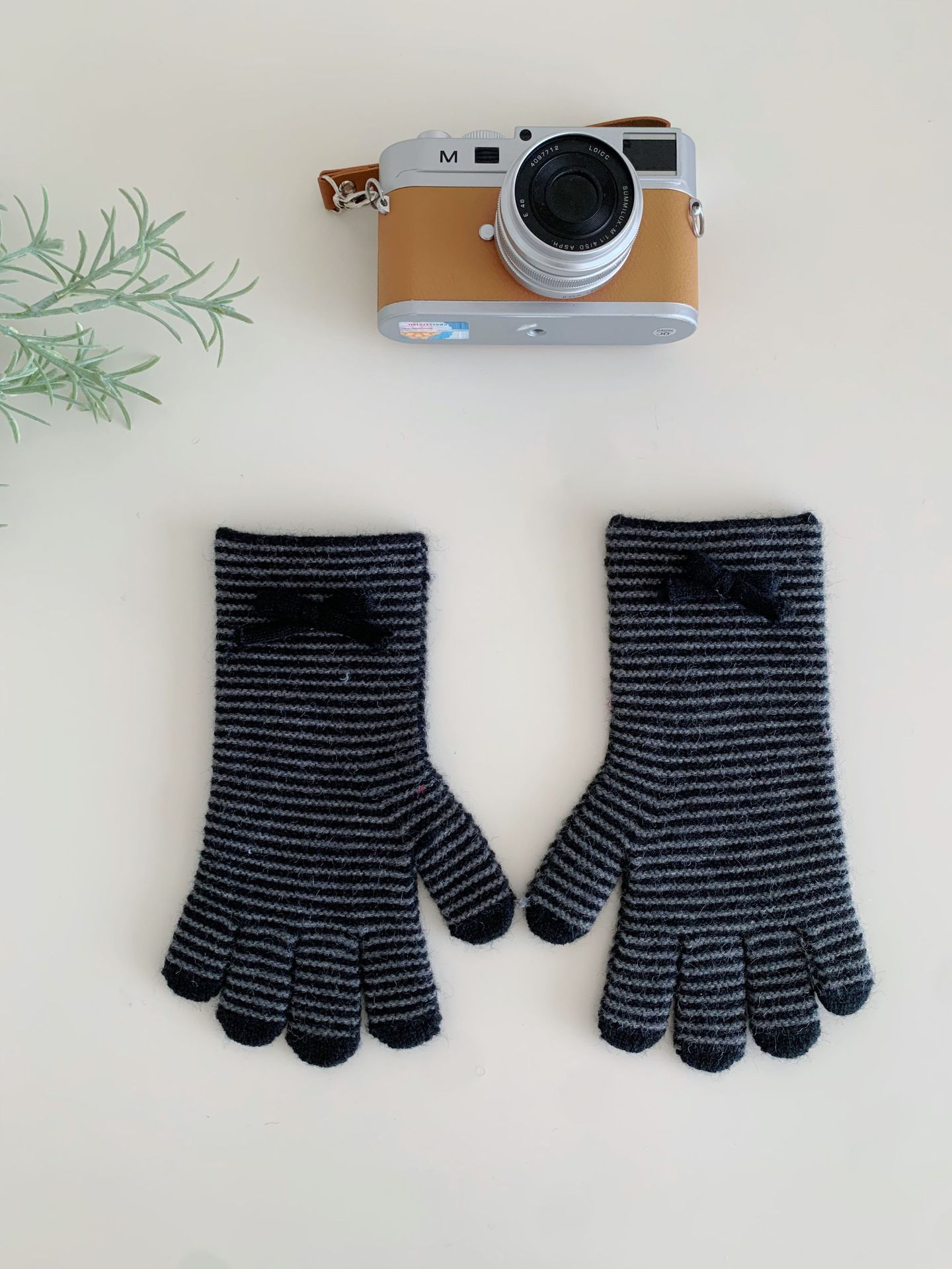 Knitted Wool Gloves With Touchscreen-compatible Fingertips And A Bow Detail photo 8