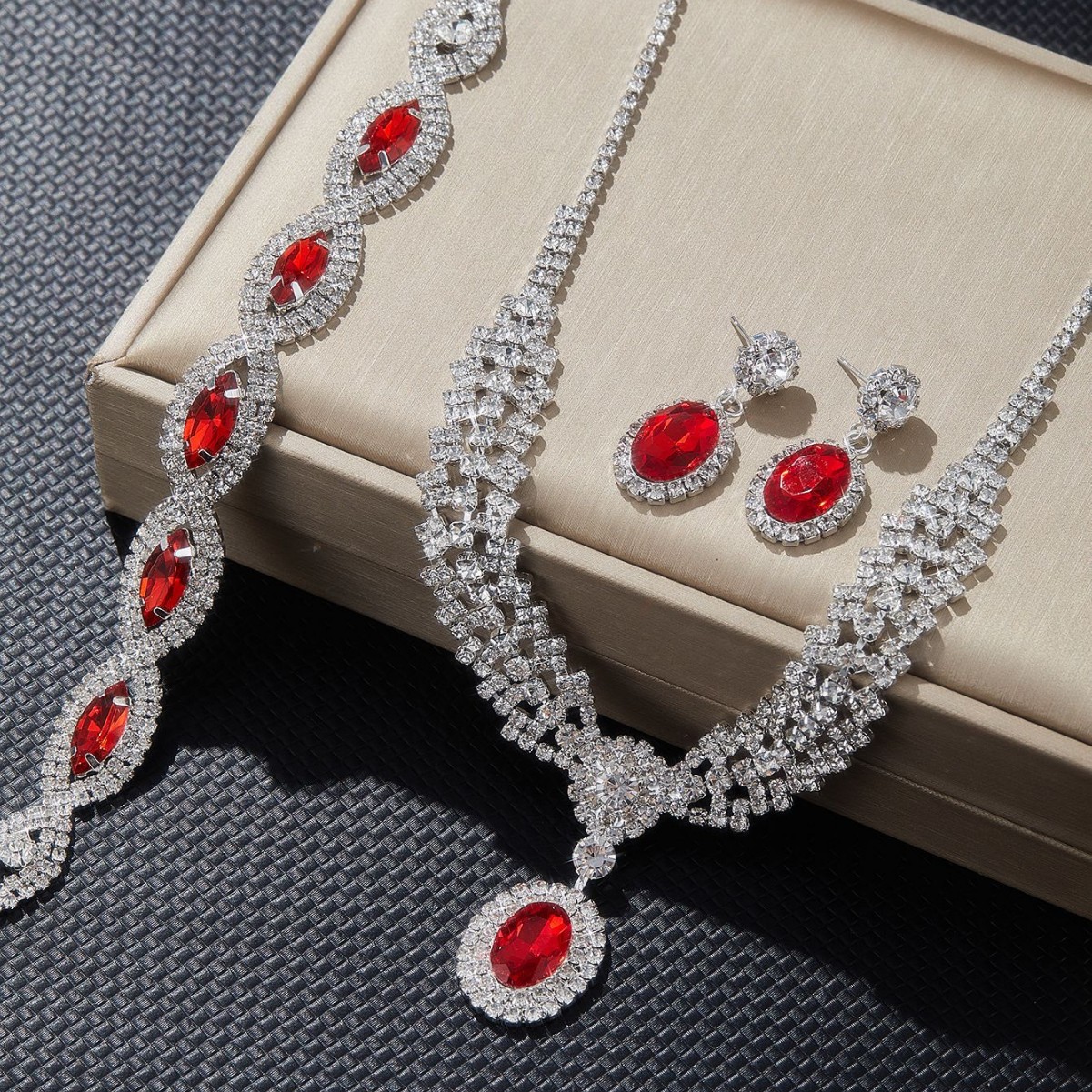 New European And American Style Elegant Luxury Sapphire Necklace Set Of Four Pieces photo 6