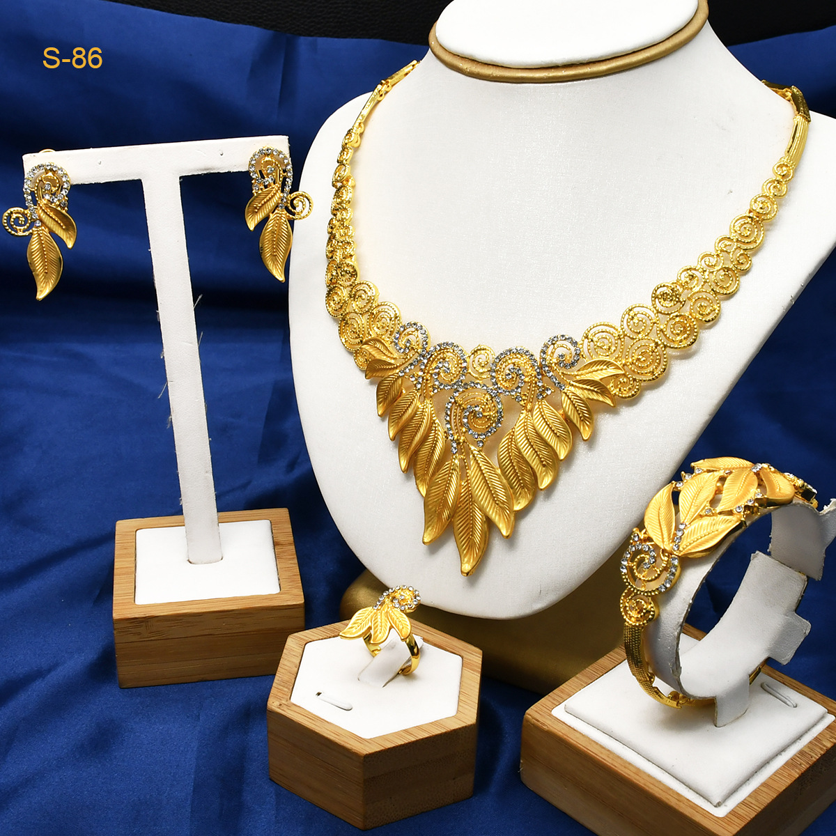 Women's Saudi Bridal Necklace Bracelet Earrings Four-piece Ring Set photo 3