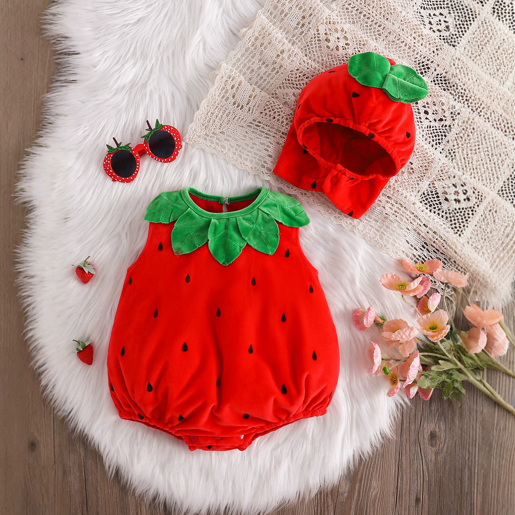 Babys Fallwinter Strawberry-themed Romper And Hat Two-piece Set photo 2