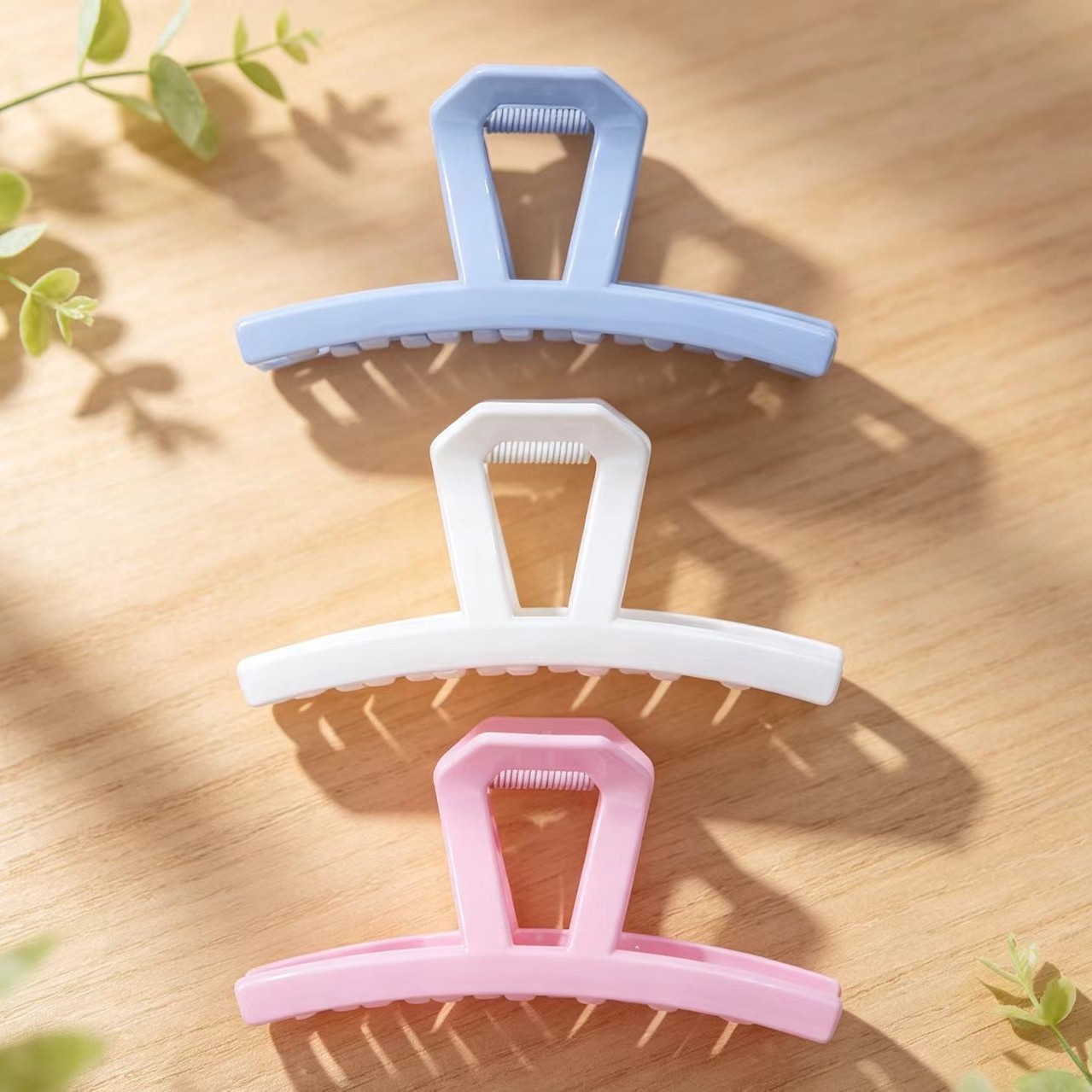 High-end Sophisticated Half-up Hair Clip With Shark Design photo 1