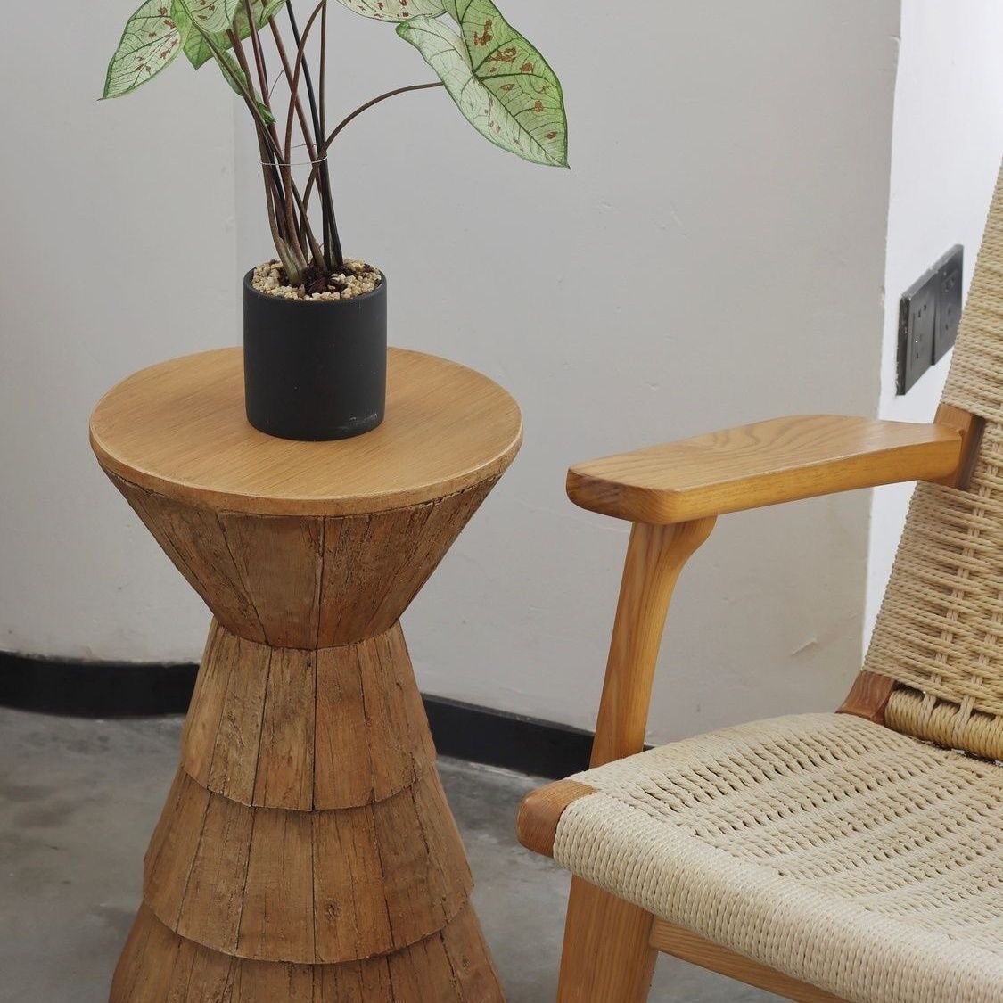 Round Minimalist Side Table Living Room Synthetic Rattan photo 1