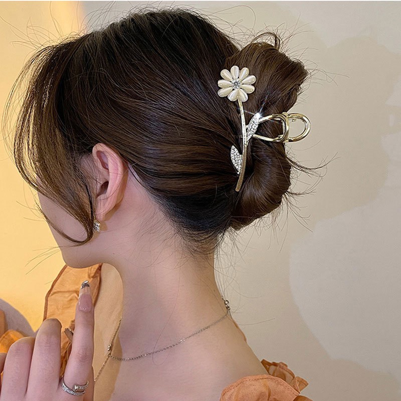 New Heart-shaped Metal Hair Clip With A Gold Trim For The Back Of The Head photo 3