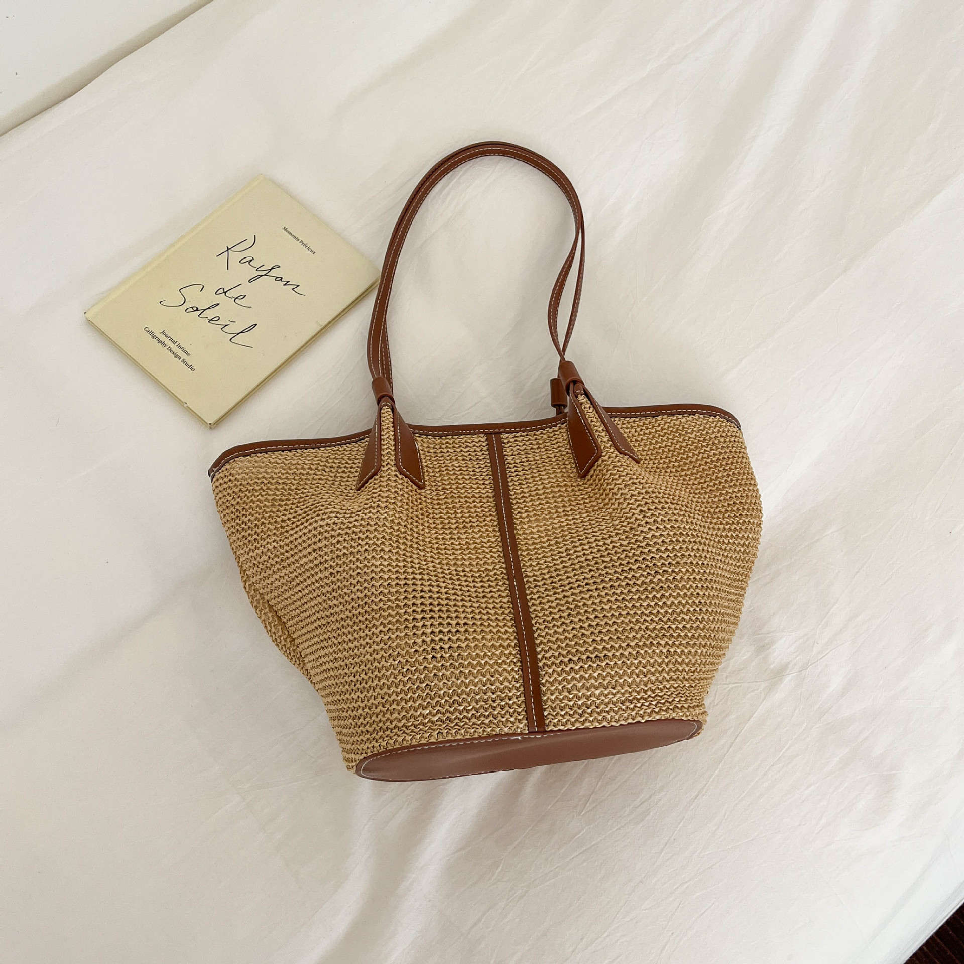 Large-capacity Relaxed Straw Woven Casual Tote Bag photo 3