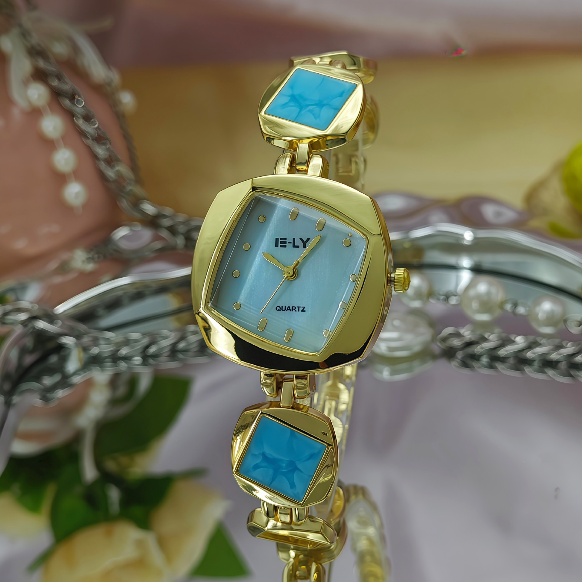 Creative Womens Watch Niche Design With An Irregular Diamond-shaped Bracelet Quartz Movement photo 5