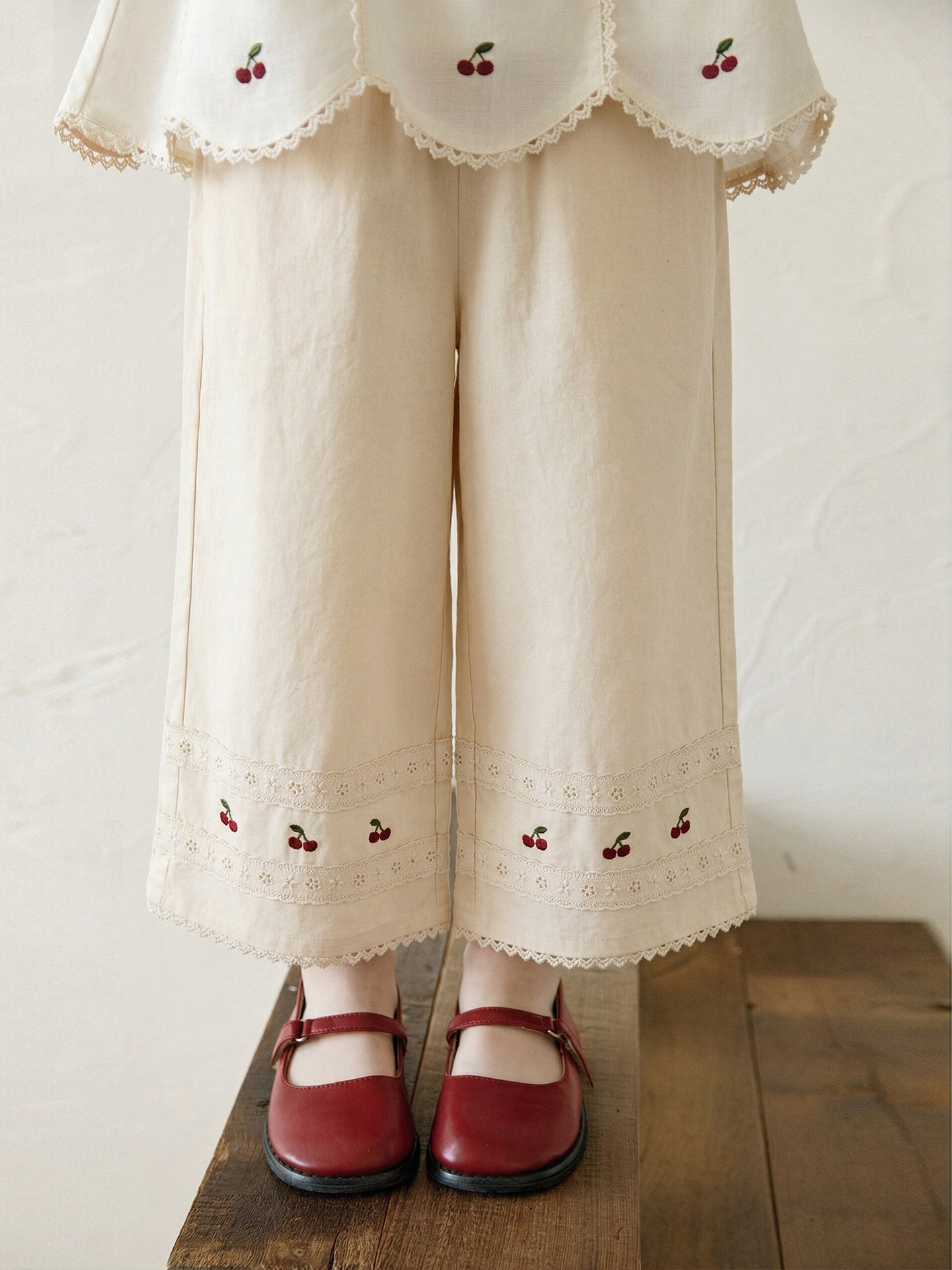 Sleeveless Doll Shirt With Lace Paneling And Straight-leg Capri Pants photo 4