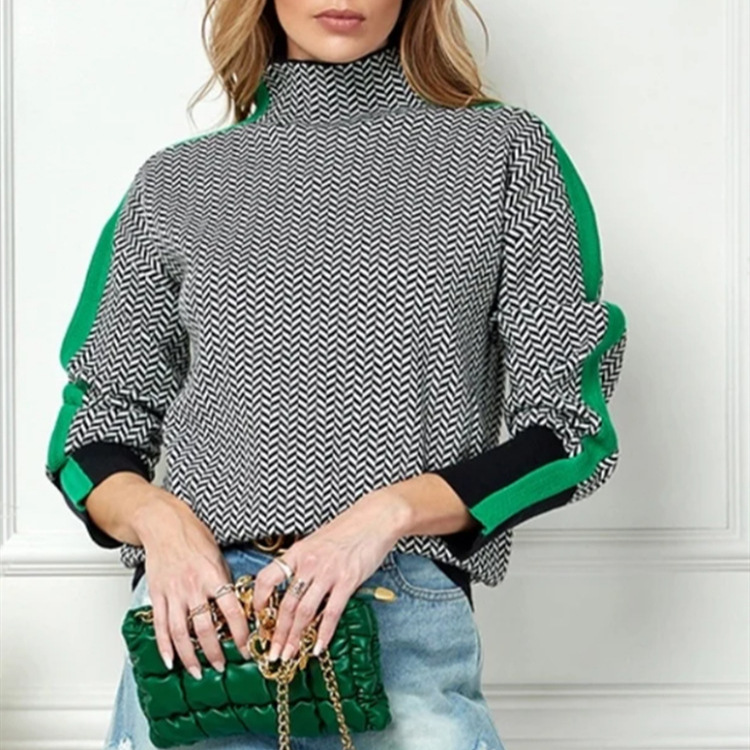Retro-patterned Contrast-color Bottoming Shirt photo 1