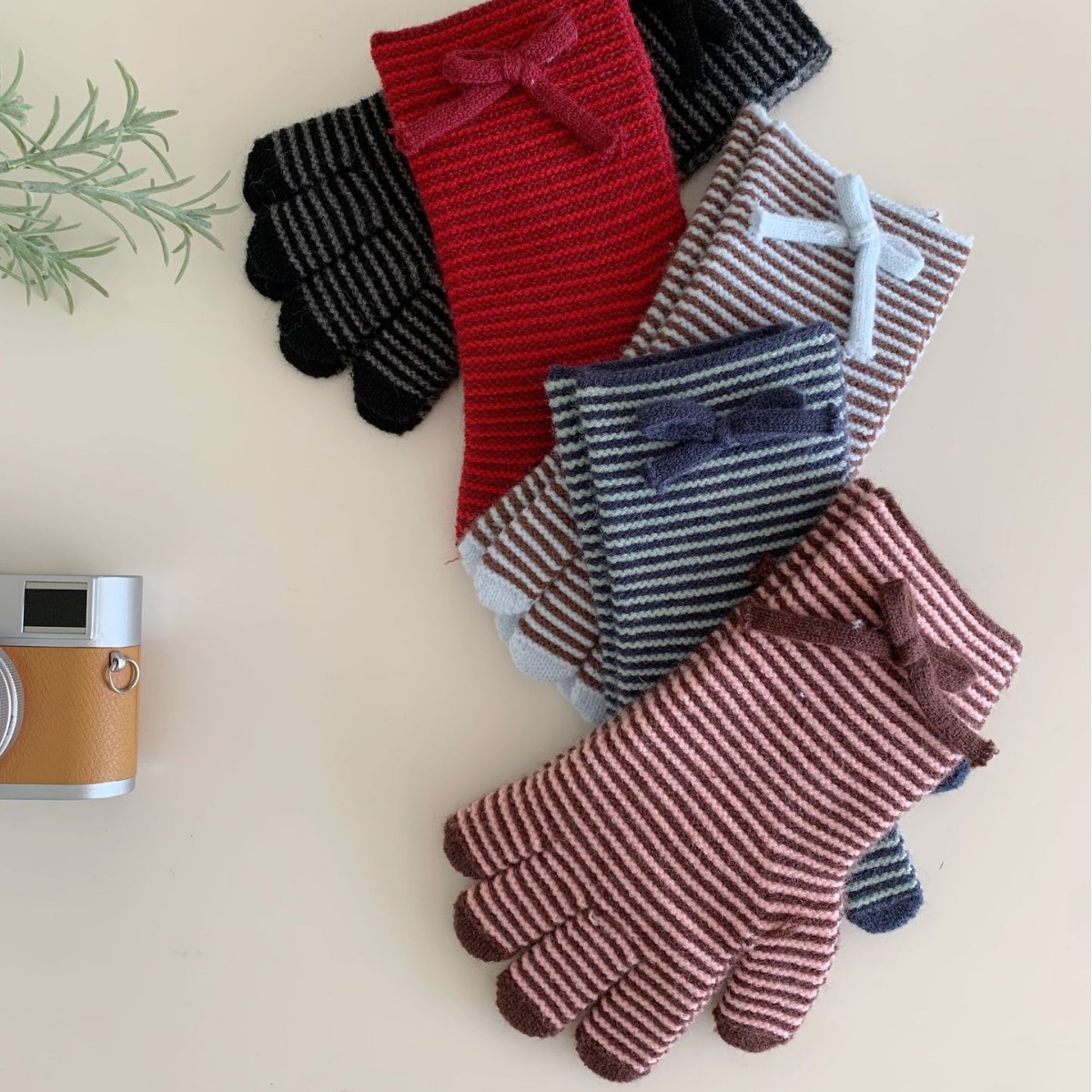 Knitted Wool Gloves With Touchscreen-compatible Fingertips And A Bow Detail photo 1