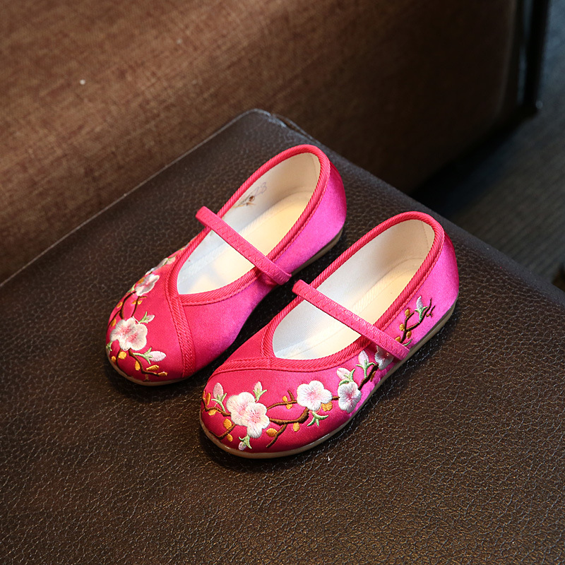 Childrens Simple And Versatile Embroidered Cloth Shoes photo 3