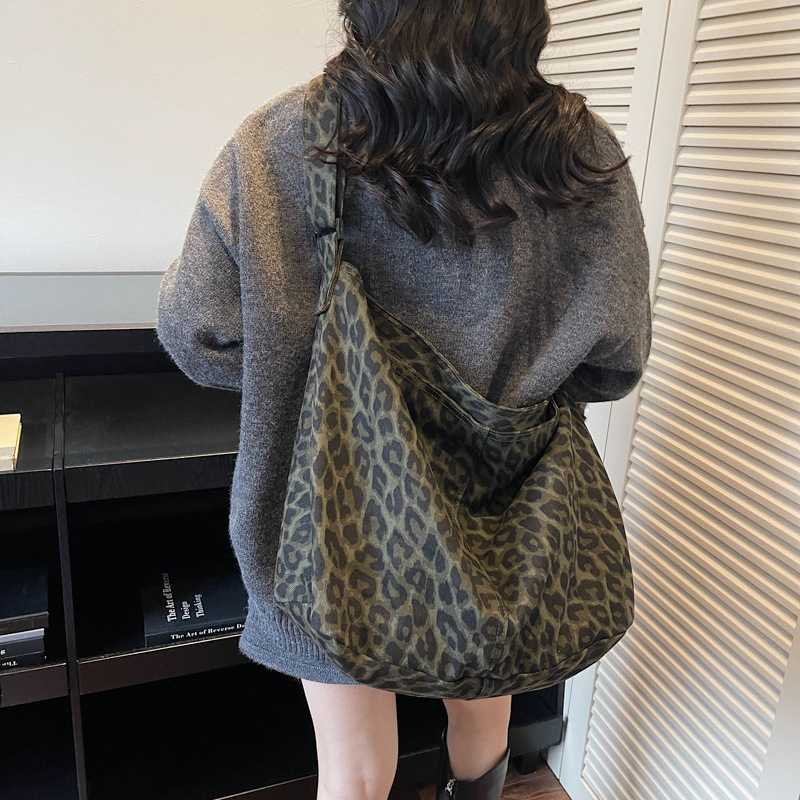 Laid-back Style Camouflage Large-capacity Fashionable Womens Crossbody Bag photo 1