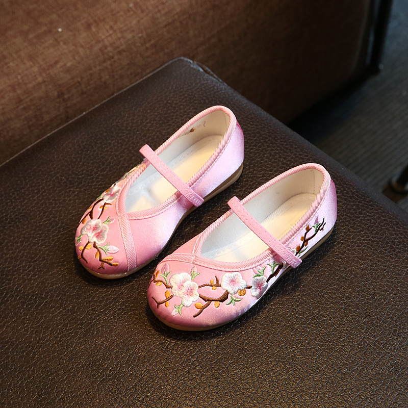 Childrens Simple And Versatile Embroidered Cloth Shoes photo 2