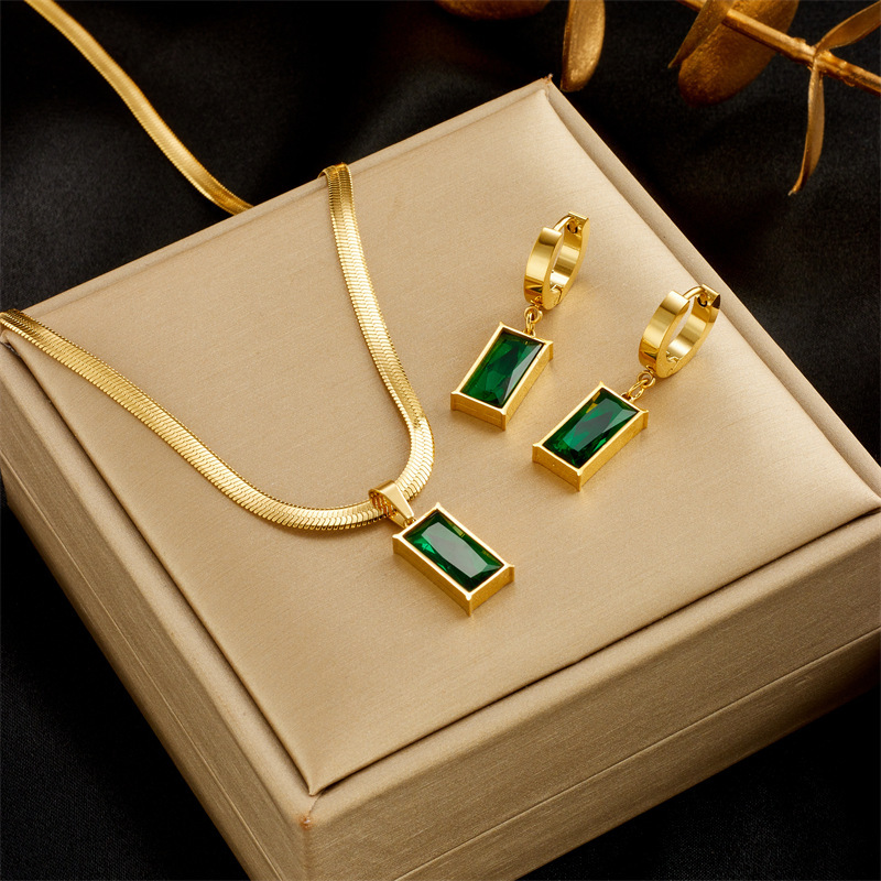 Blade Chain Advanced Sense Of Light Luxury Emerald Zircon Pendant photo 3