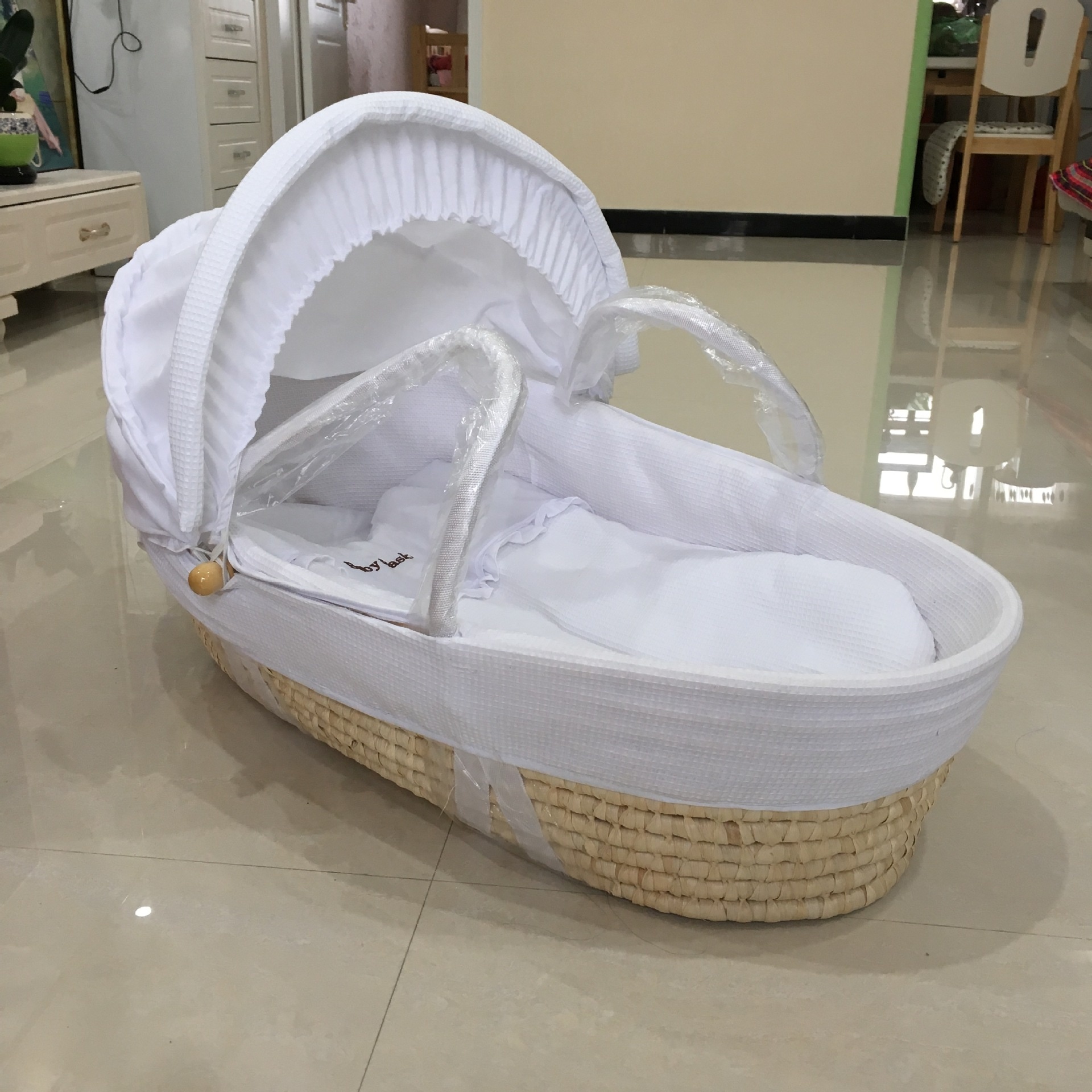 Portable Baby Bassinet Woven From Corn Husks photo 5