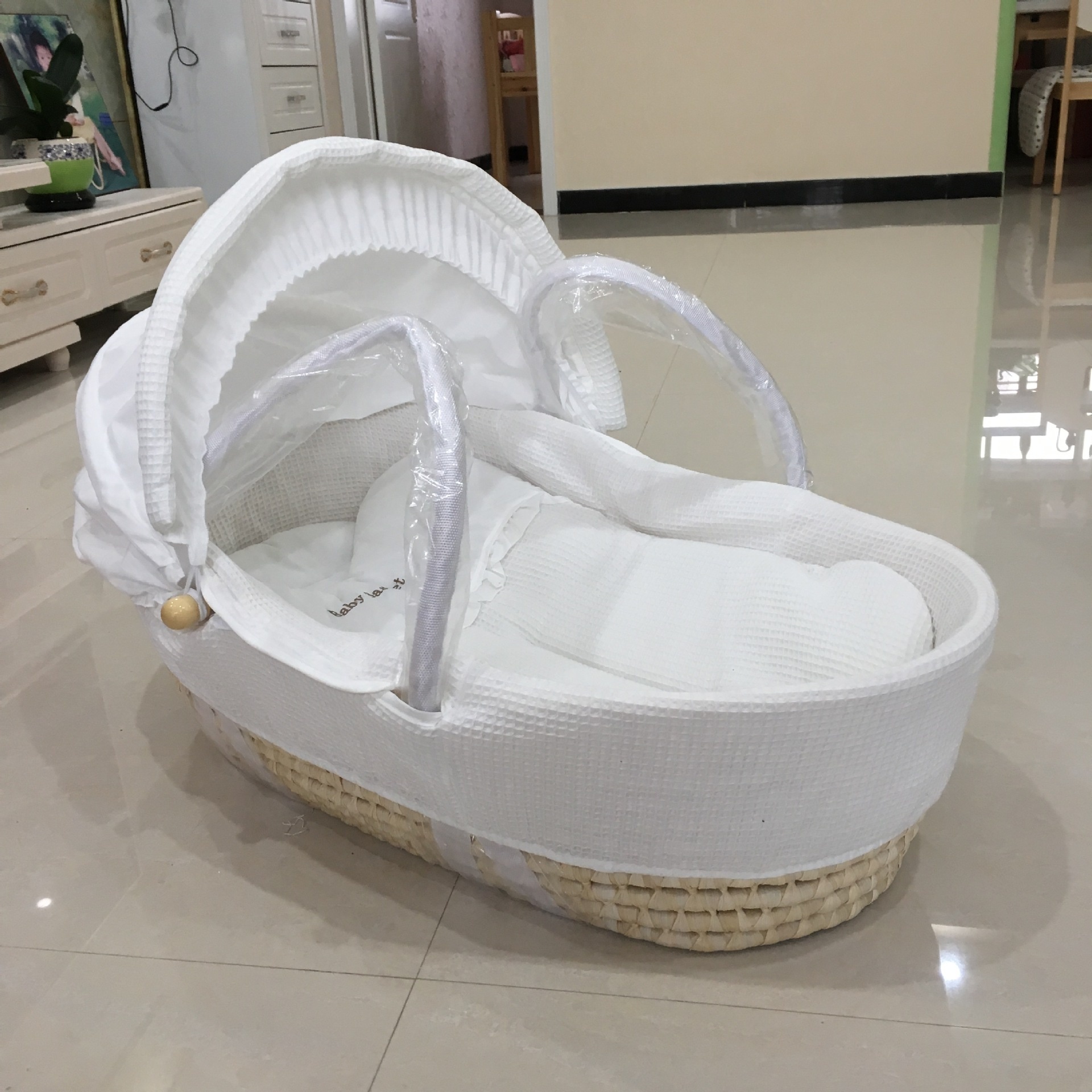 Portable Baby Bassinet Woven From Corn Husks photo 4