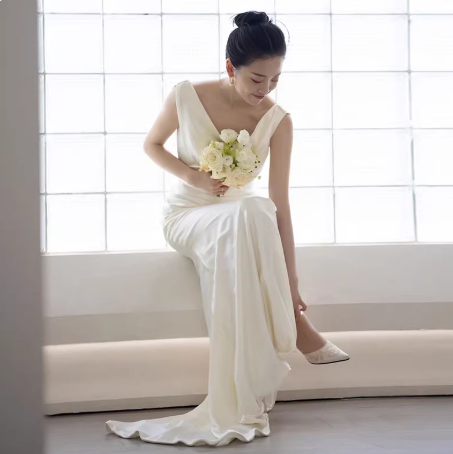 Fish-tail Outdoor White Ethereal Forest-style V-neck Gown photo 2