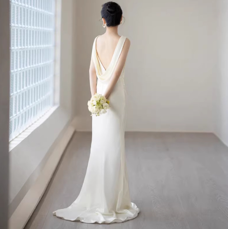 Fish-tail Outdoor White Ethereal Forest-style V-neck Gown photo 3