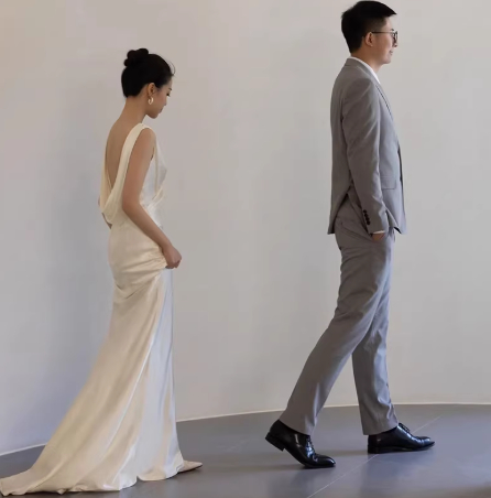 Fish-tail Outdoor White Ethereal Forest-style V-neck Gown photo 5