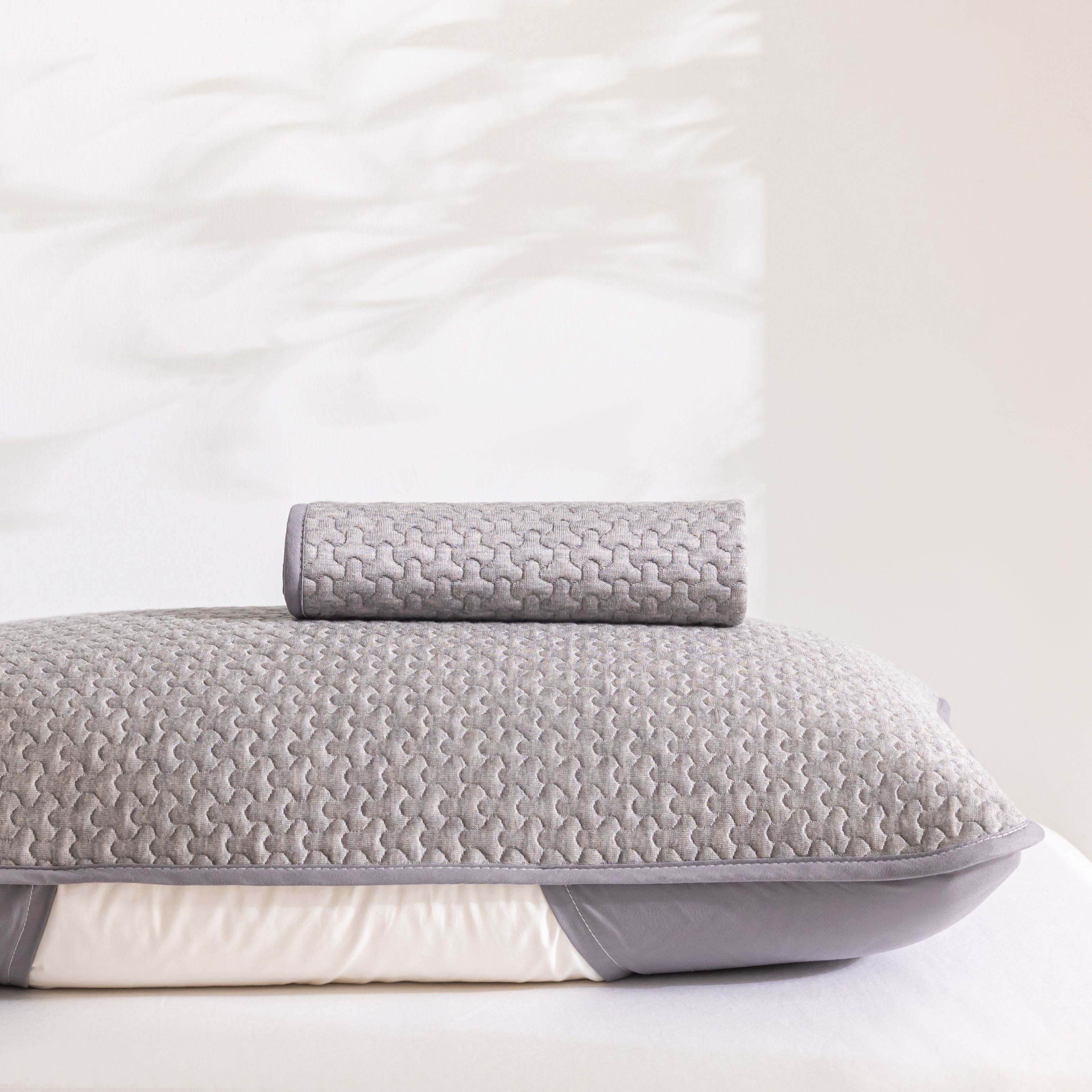 Portable Quilted Headrest Cover With Isolation Layer photo 2