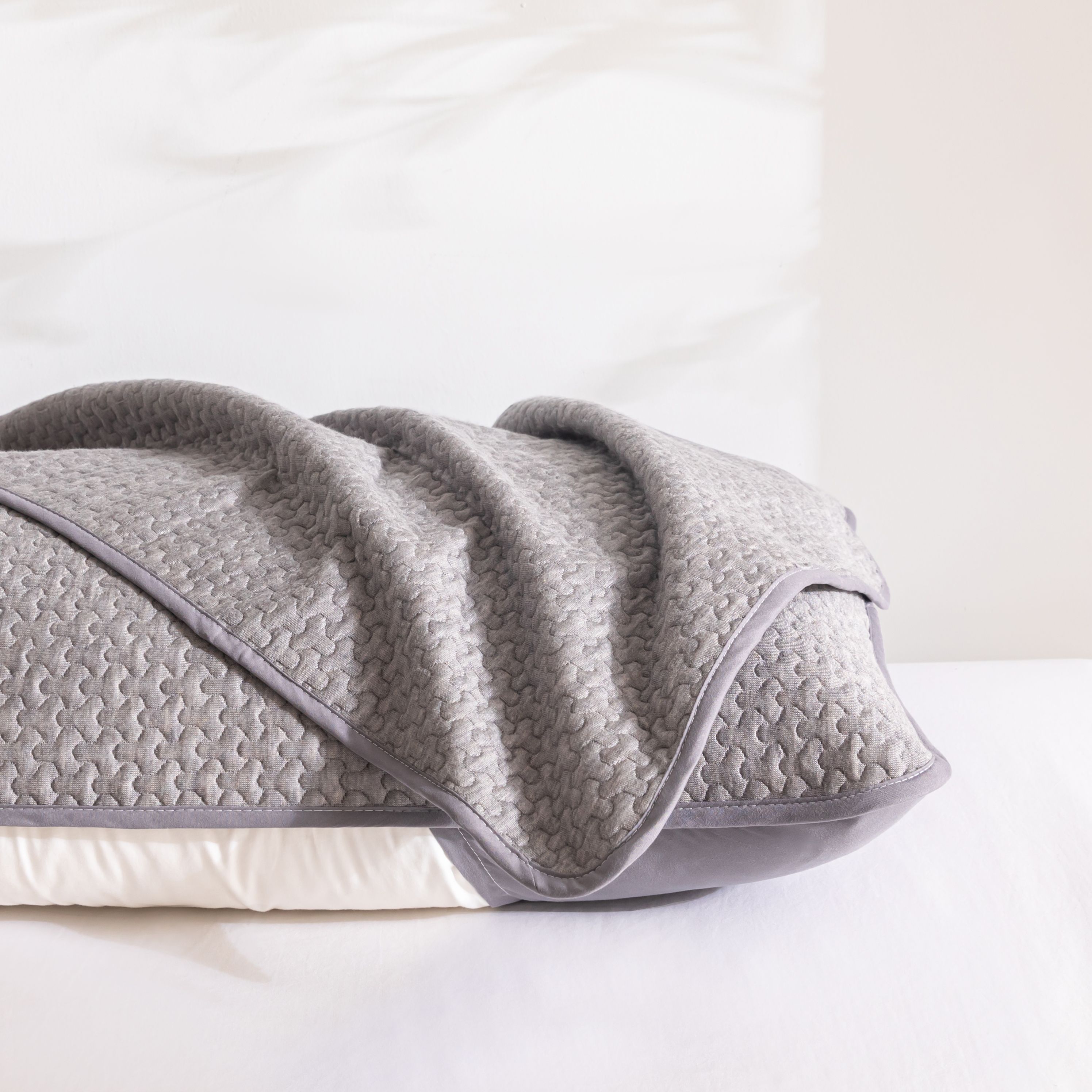 Portable Quilted Headrest Cover With Isolation Layer photo 3