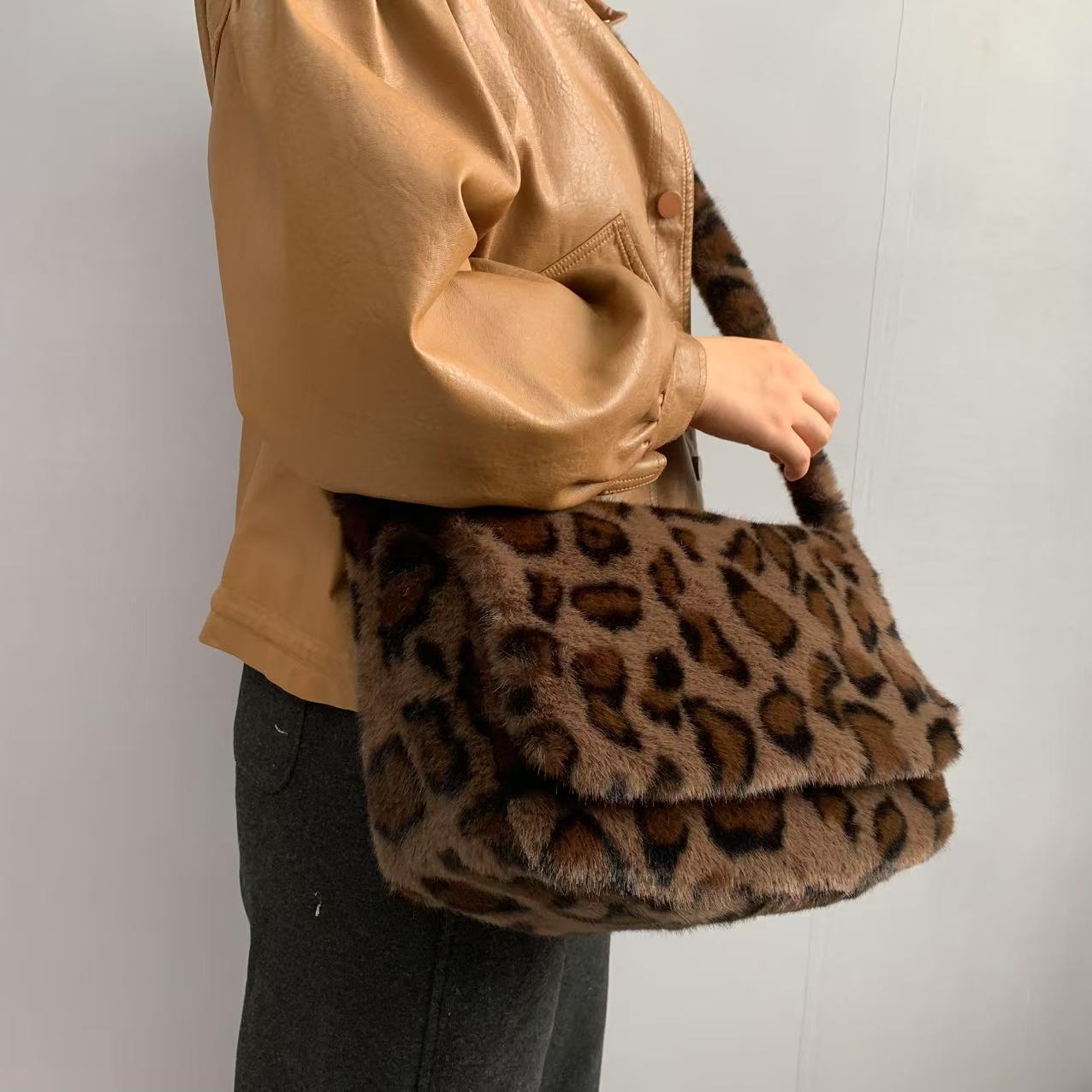 2026 New Leopard Print Plush Crossbody Bag Women's Korean Version Fashionable Faux Fur Large Capacity Shoulder Bag Flap Trend - Deep Coffee Leopard Print photo 1