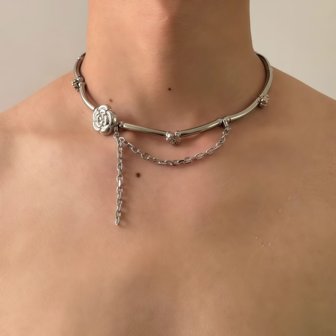 Metal Flower And Pearl Mosaic Necklace photo 1